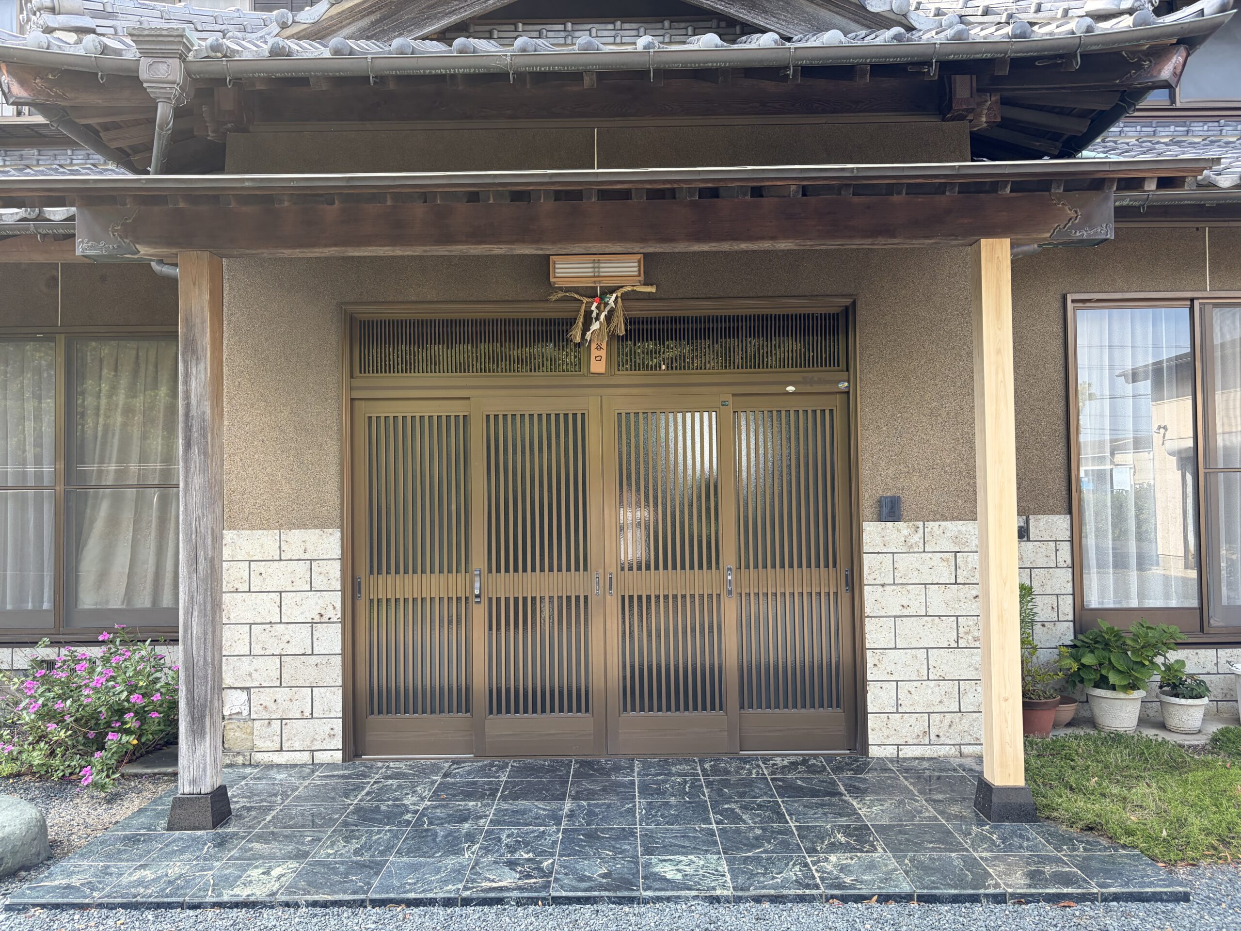 傷んだ庇の柱を交換｜玄関まわりの木部修繕